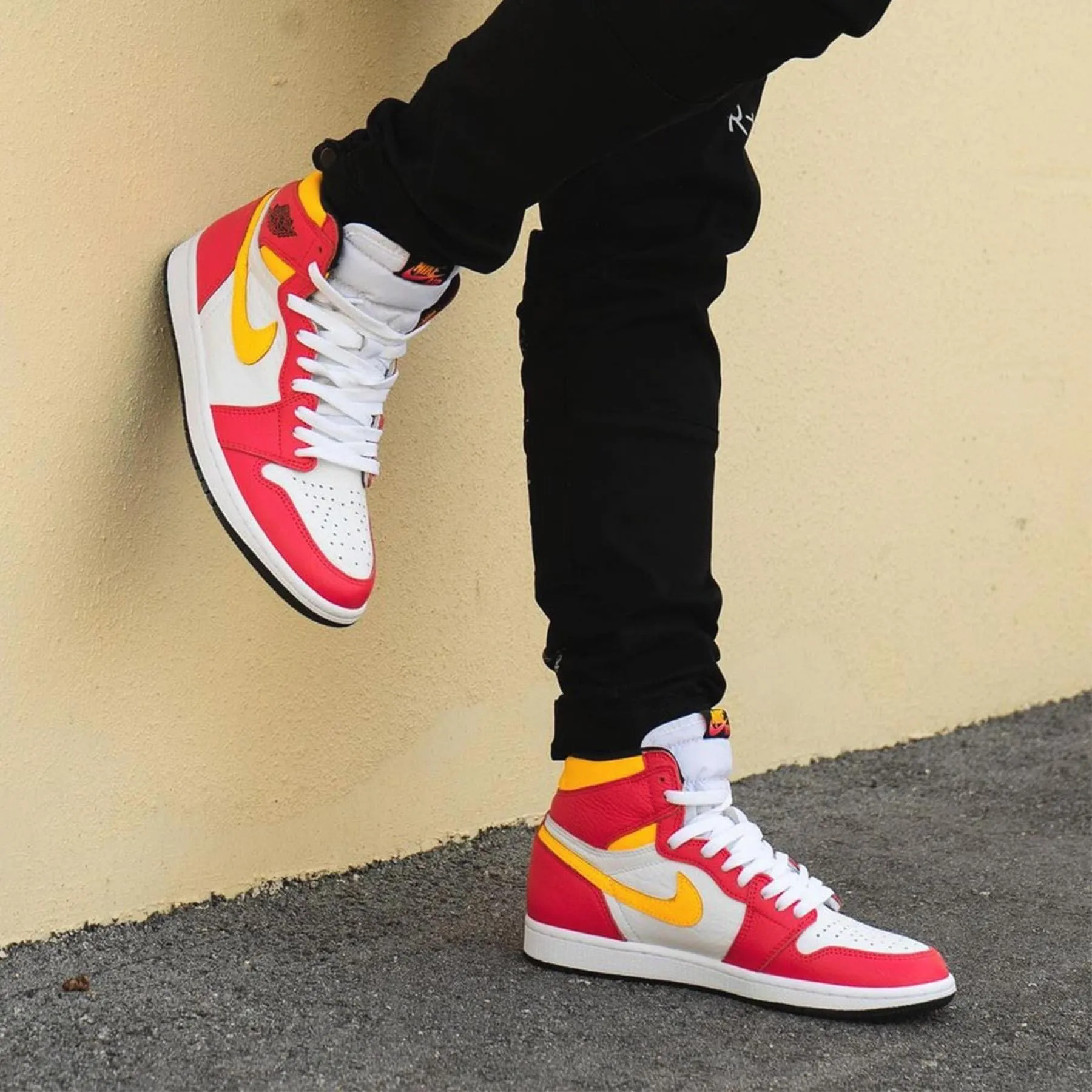 Air Jordan 1 Retro High OG 'Light Fusion Red'