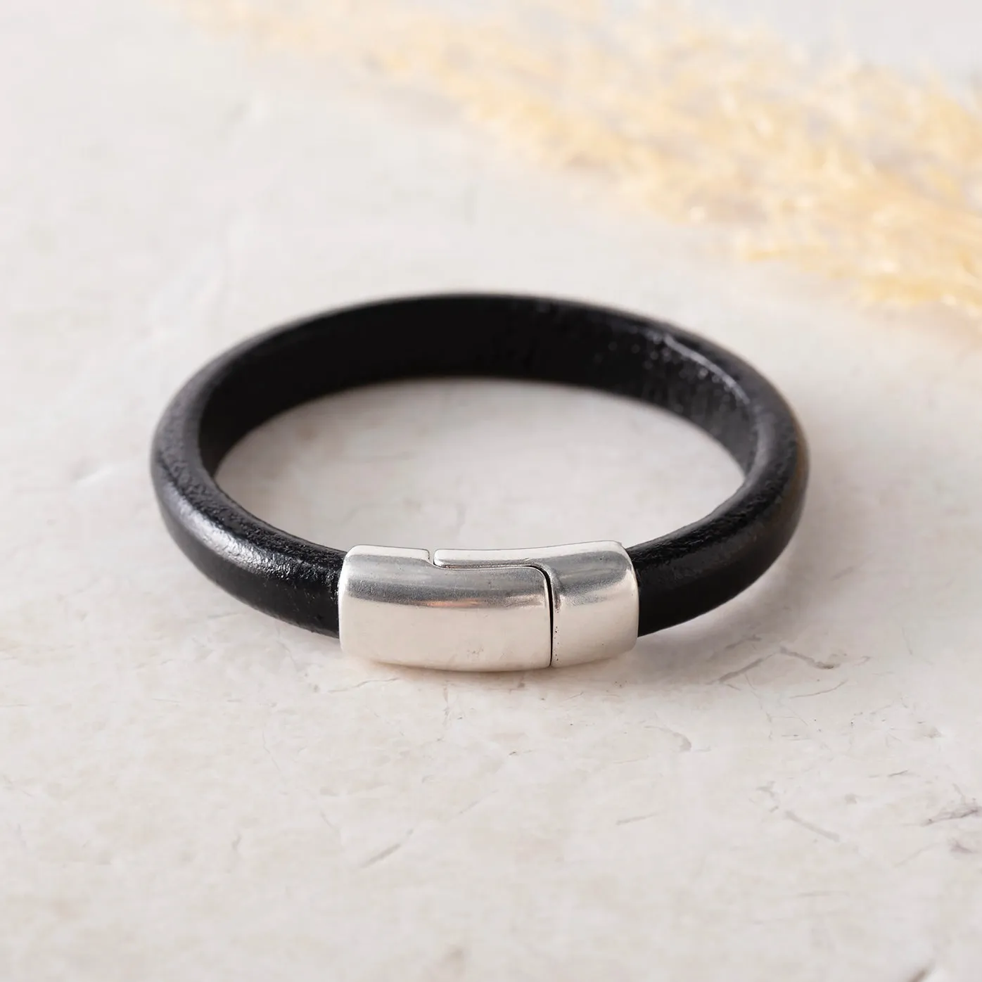 BR1 BK - Black Leather Bracelet with Round Magnetic Clasp