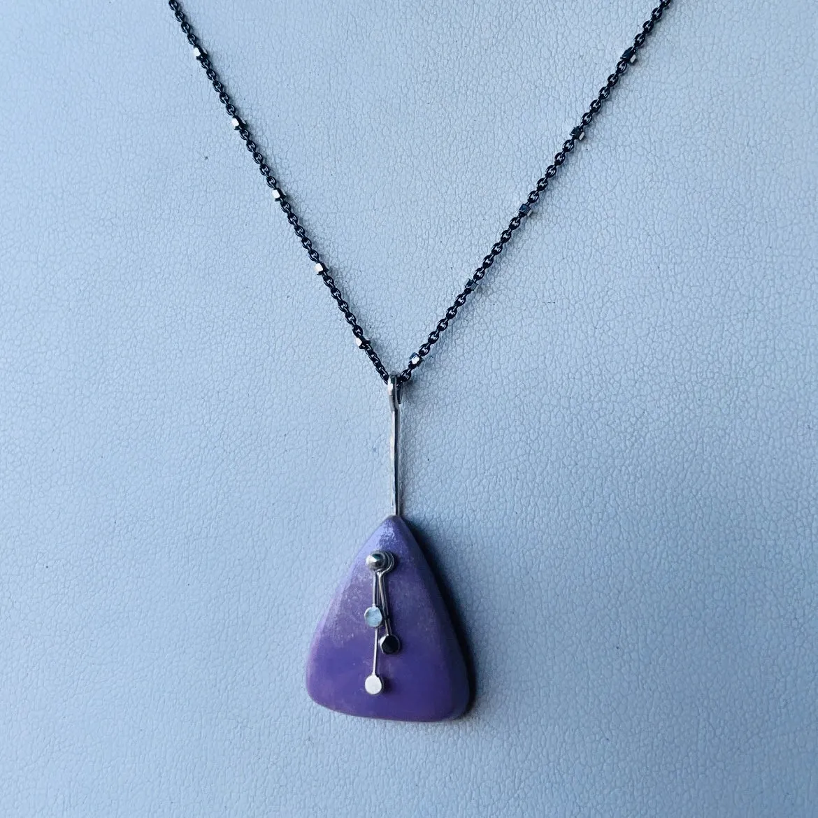 Pendulum Dots triangle purpurite