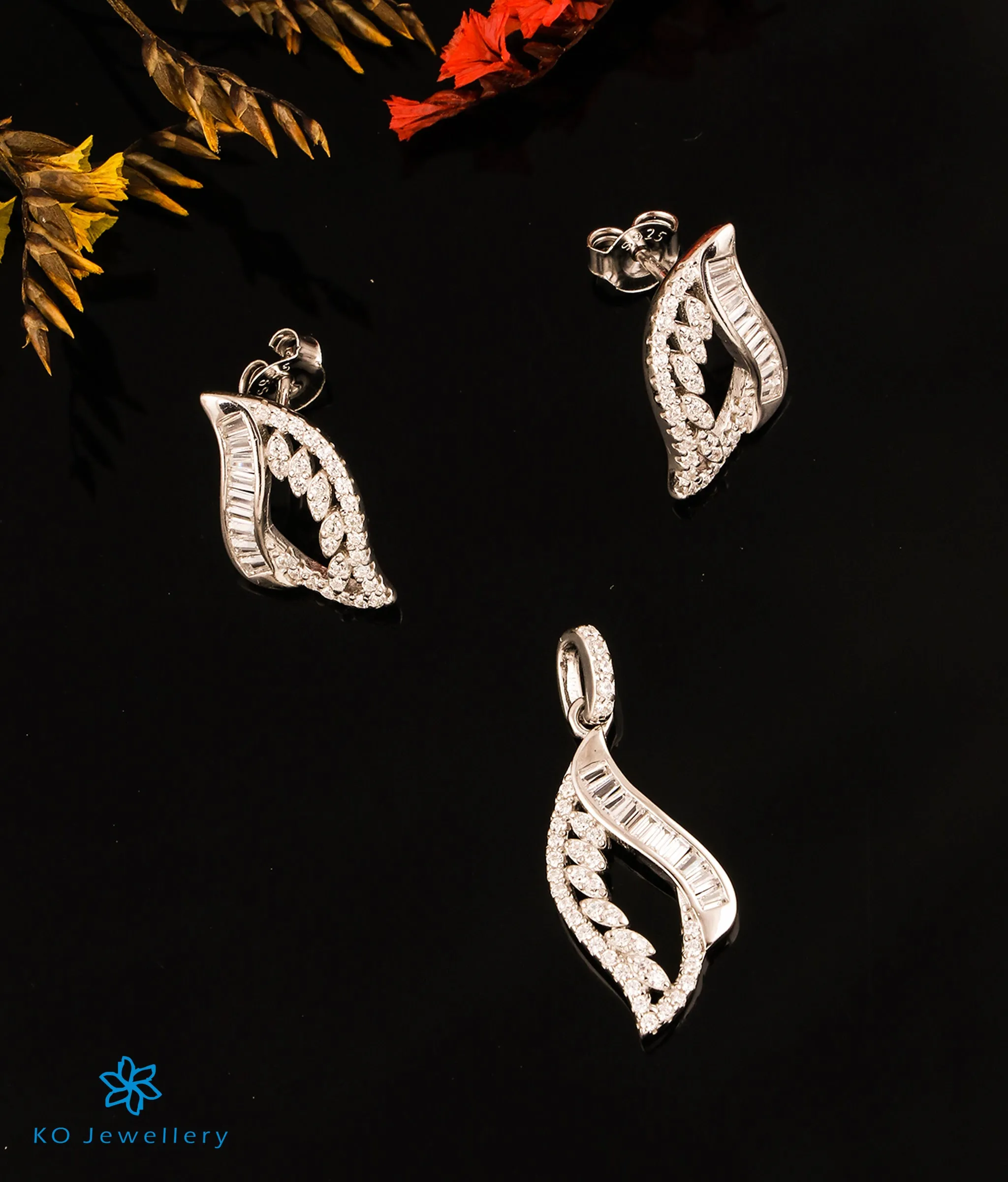 The Magnificient Sparkle Silver Pendant Set